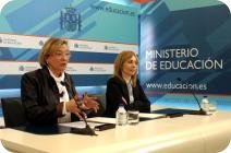 La secretaria de Estado de Educación y Formación Profesional, Eva Almunia, y la presidenta de Microsoft España, María Garaña, firman el convenio.